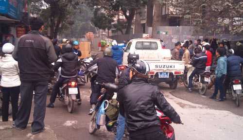 50 giang hồ mang súng kiếm hùng hổ tấn công nhà dân