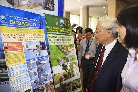 Tổng Bí thư thăm gian hàng sản phẩm của Busadco