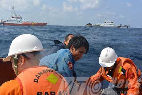Tàu cứu nạn Việt Nam liên tục bị máy bay, tàu chiến Trung Quốc uy hiếp