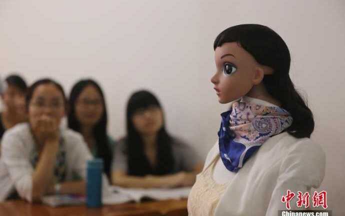 Cô giáo robot giảng bài khiến sinh viên ngỡ ngàng