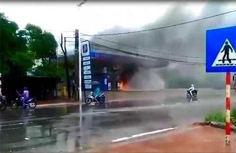 Tài xế hút thuốc vào mua xăng, xe máy bốc cháy ngùn ngụt