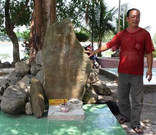 Săn vàng ở Thoại Sơn và mật mã trên viên đá hình bàn tay