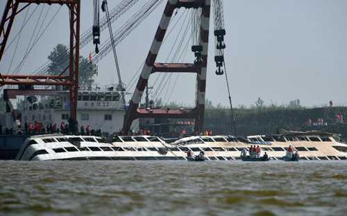 Trung Quốc trục vớt tàu chìm, tổng số 97 người thiệt mạng