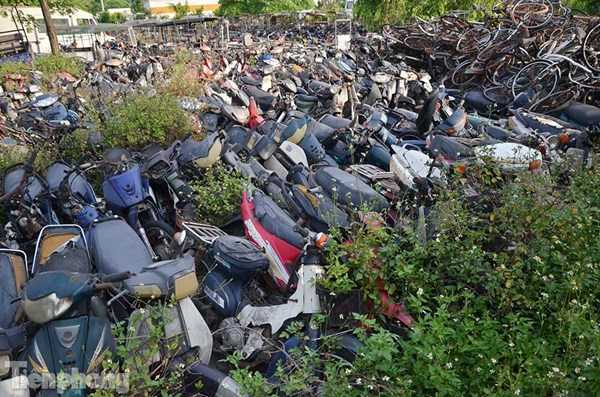 Hàng loạt xe máy đắt tiền chất đống để hoen gỉ giữa Thủ đô