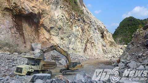 Một công nhân bị đá vùi lấp