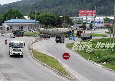 Nhiều tuyến quốc lộ bị lấn chiếm, cứ va chạm là chết