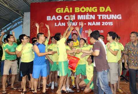 Liên quân báo chí Nghệ An vô địch Giải Bóng đá Báo chí miền Trung