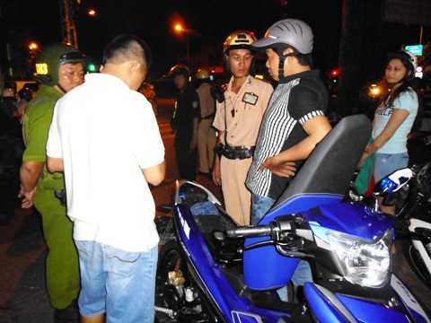 U23 Việt Nam lại thắng đậm, cảnh sát TP.HCM vất vả chống 'bão đêm'