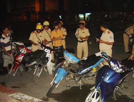 Đi 'bão đêm' mùa SEA Games, hàng chục quái xế bị xử lý