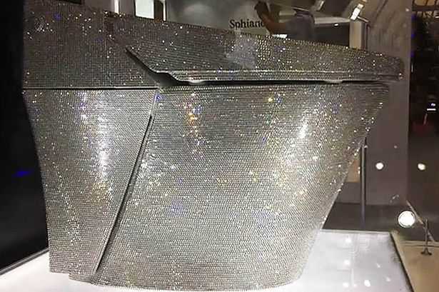 Chiêm ngưỡng chiếc toilet nạm 72.000 viên pha lê xa xỉ nhất thế giới