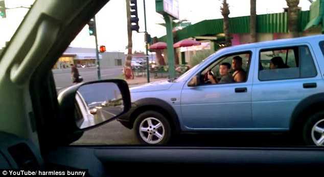 Sốc với người đàn ông để bé trai cầm lái ôtô giờ cao điểm