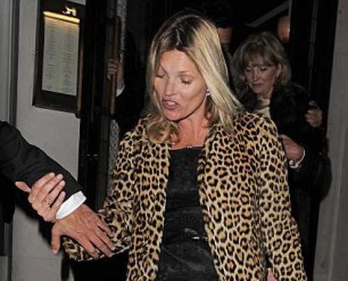 Siêu mẫu Kate Moss bị cảnh sát áp giải