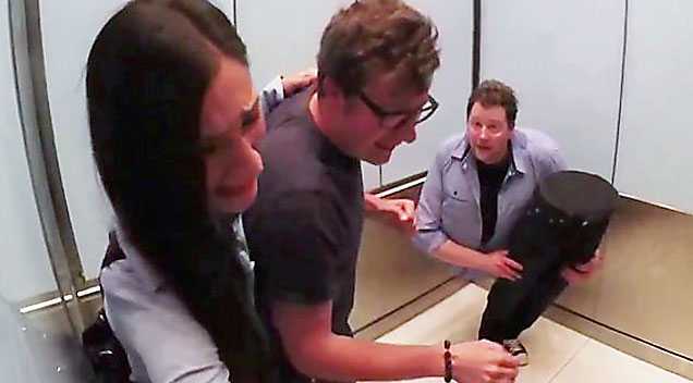 Video: Sợ khiếp vía với màn ảo thuật ‘cắt đôi người’ trong thang máy