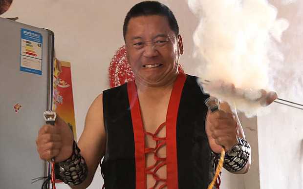 Video: ‘Dị nhân’ phóng ra điện nướng chín xúc xích trong tích tắc