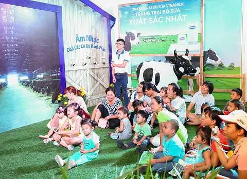 Hàng ngàn bố mẹ cùng cảm ơn con tại 'Thế giới sữa Vinamilk'