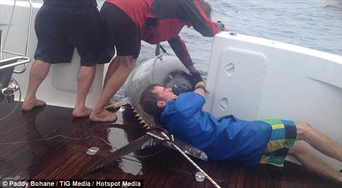 Video: Cuộc chiến của bà mẹ 2 con với cá ngừ khổng lồ gần nửa tấn