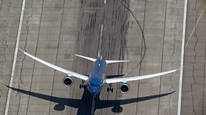 Video: Ngoạn mục cảnh máy bay Vietnam Airlines cất cánh dựng đứng