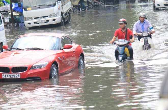 Sau trận mưa lớn, người Sài Gòn lại bì bõm 'lội sông'