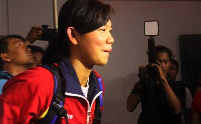 Ánh Viên rưng rưng trong vòng tay gia đình và fan hâm mộ tại Tân Sơn Nhất