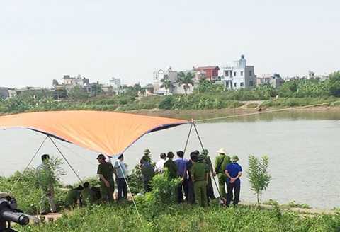 Chồng đập chết vợ, nhét vào bao tải thả trôi sông