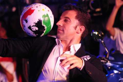 Clip: Del Piero ở Việt Nam mặc vest tâng bóng