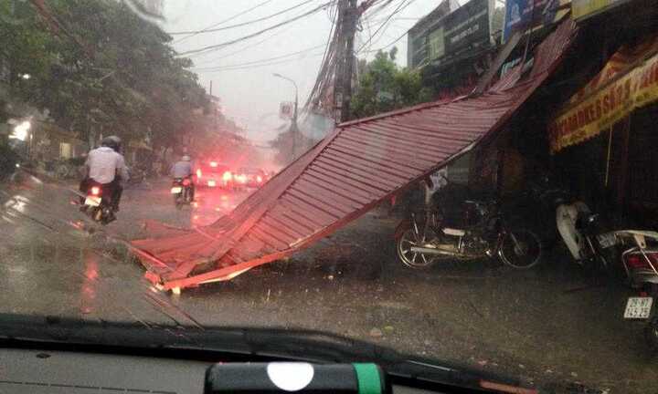 Clip: Hà Nội ‘oằn mình’ trong cuồng phong khủng khiếp