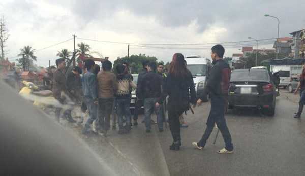 Lái xe khách bị côn đồ chặn đánh, ngất trên vô lăng