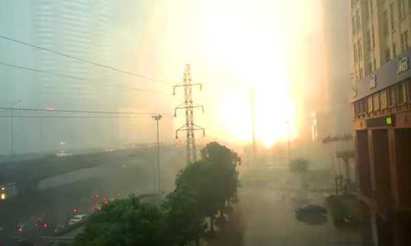 Clip: Kinh hoàng cột điện nổ như bom trong trận cuồng phong ở Hà Nội