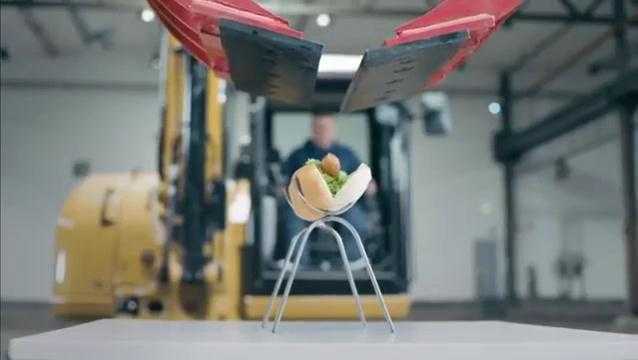 Video: Tròn mắt xem máy xúc làm món bánh mỳ kẹp thịt