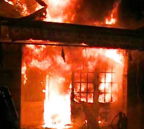 TP.HCM: Cháy lớn trong đêm, hàng trăm người tháo chạy