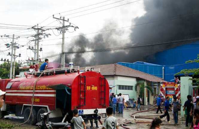 Công ty gỗ cao cấp cháy mù mịt cả góc trời