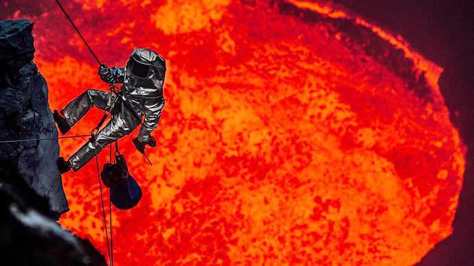 Video: Liều mình trèo xuống hồ dung nham nóng rực để quay phim