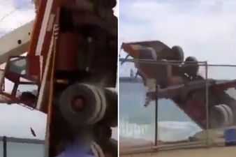 Clip: Cẩu đá nặng, cần cẩu chổng ngược lên trời rồi nhào xuống biển
