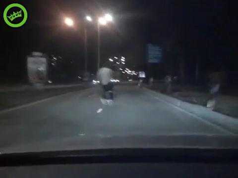 Cười vỡ bụng clip 'ma men' đi xe đạp kiểu 'quằn quại' trên đường