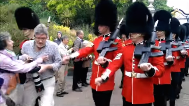 Clip: Khách du lịch ‘ngáng đường’ lính Anh và cái kết bất ngờ