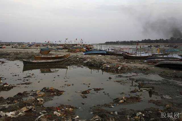 Nhảy sông tự vẫn, sông bẩn quá lại bơi vào bờ