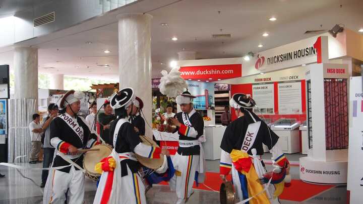 Đại gia thép Hàn Quốc ‘hâm nóng’ Vietbuild