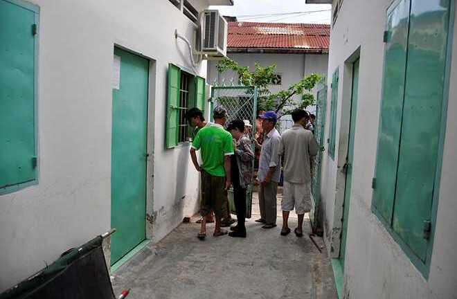 Cắt cửa sắt, đưa thi thể nhiều thương tích ra ngoài