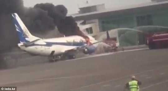 Kinh hoàng Boeing 737 bốc cháy ngùn ngụt ở sân bay