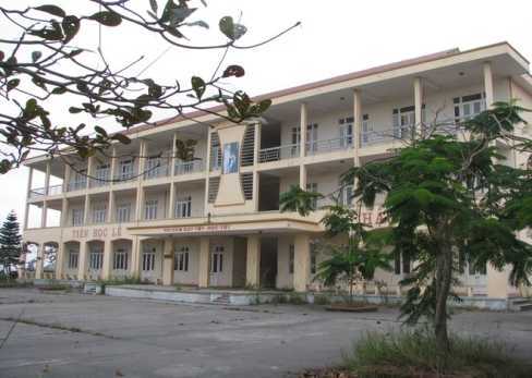 Trường học 10 tỷ đồng bỏ hoang ngay trung tâm Hạ Long
