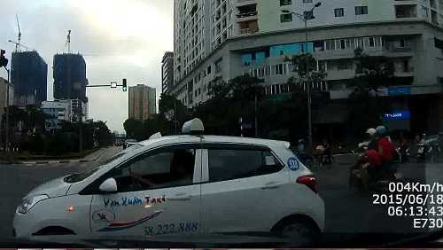 Video: Xe taxi liều lĩnh vượt đèn đỏ cắt ngang đầu ô tô giữa thủ đô