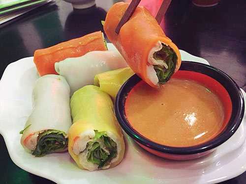 Làm bánh phở ‘cầu vồng’ hấp dẫn mà an toàn từ màu rau củ