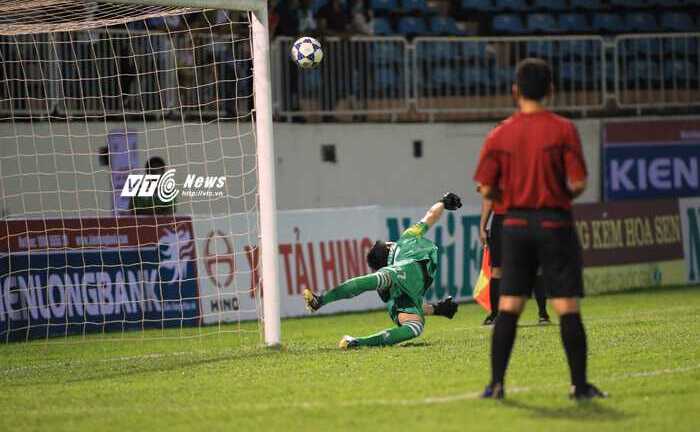 Clip: Hậu vệ HAGL suýt phản lưới nhà gây sốc