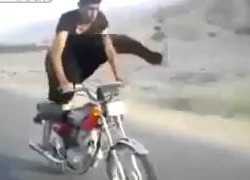 Clip: Thanh niên trình diễn kỹ năng môtô ‘thần sầu’ và cái kết lãng xẹt