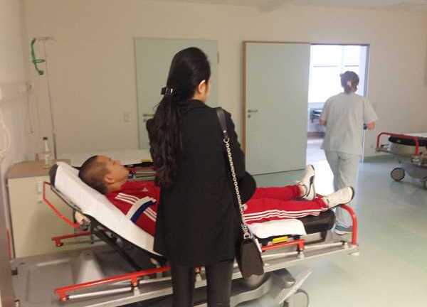 Tuấn Hưng nhập viện ở Đức vì làm việc quá sức