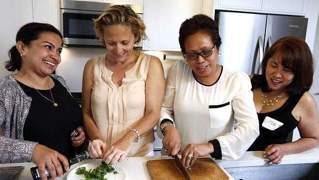 Giới siêu giàu mạnh tay chi tiền cho người giúp việc học là, lau chùi đồ hiệu