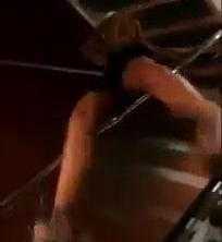 Clip: Thiếu nữ trượt cầu thang ngã lộn cổ