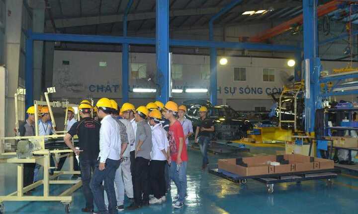 Sinh viên Bách khoa trải nghiệm thực tế tại nhà máy ô tô