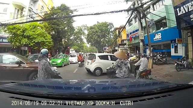 Cả khu phố 'bất động' chờ nữ tài xế quay đầu xe