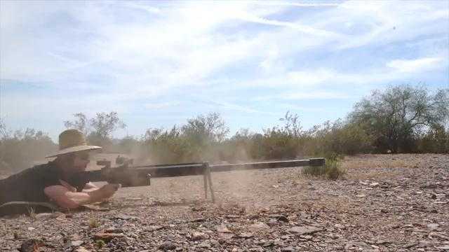 'Cục gạch' Nokia 3310 đối đầu với súng bắn tỉa